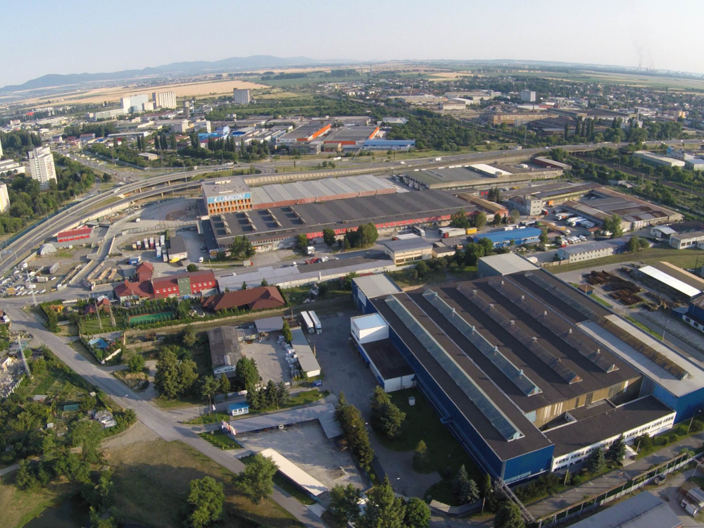Komplexné priestorové riešenia pre logistiku, výrobu a administratívu v strategickej lokalite s priamym napojením na kľúčové dopravné tepny.